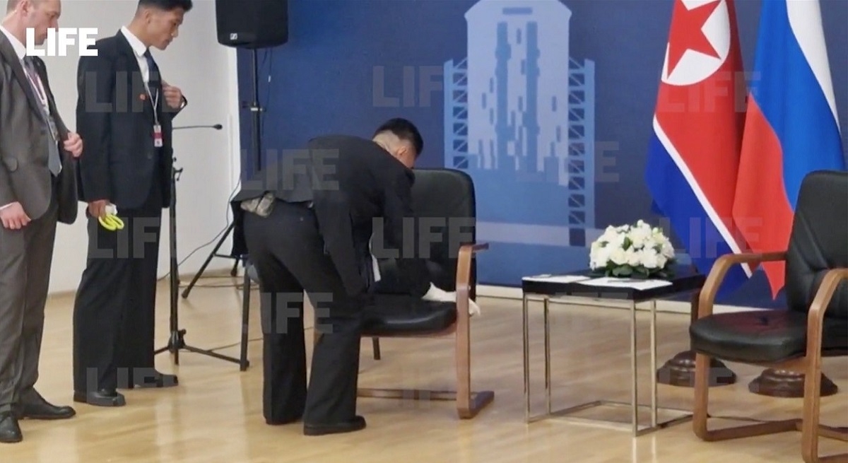VIDEO Čovjek pažljivo brisao stolac i prskao ga tekućinom prije nego što je Kim sjeo