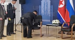 VIDEO Čovjek pažljivo brisao stolac i prskao ga tekućinom prije nego što je Kim sjeo