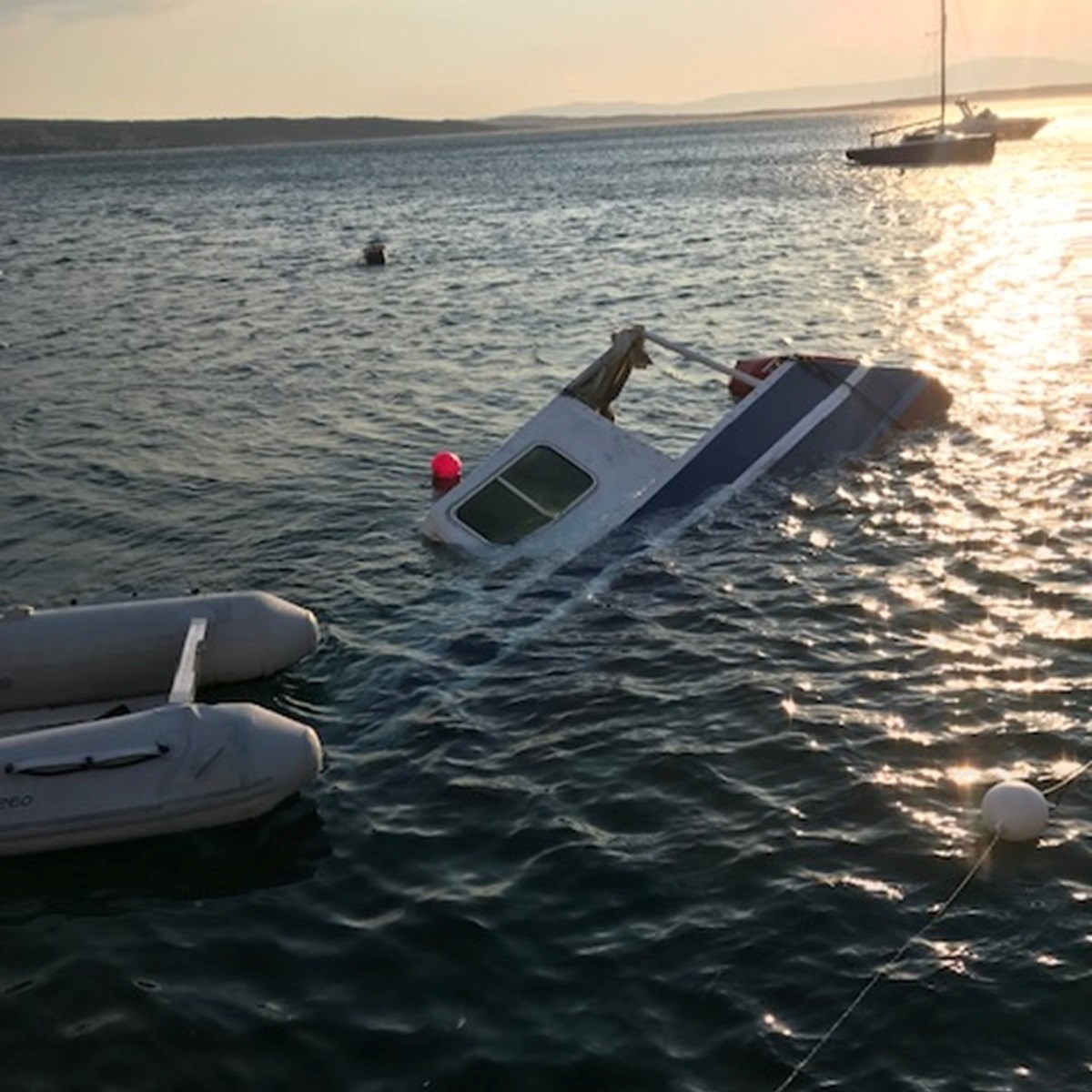 FOTO Iznenadna bura u Selcu potopila brodicu