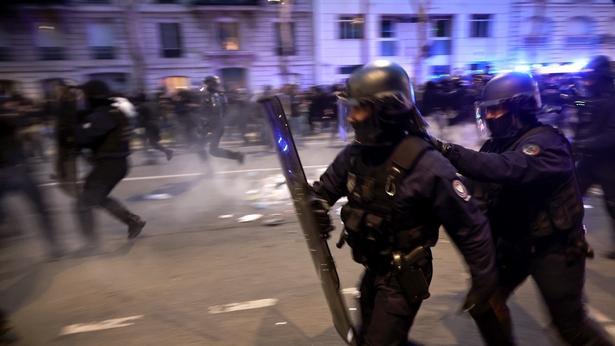 Tri policajca teže ozlijeđena u sukobu s prosvjednicima u rafineriji blizu Marseillea