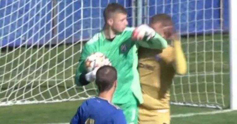 VIDEO Dinamov vratar na juniorskom derbiju laktom udario Hajdukovog igrača