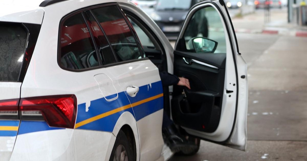 Družila se sa starijim muškarcem, podvalila mu tabletu te mu otela auto