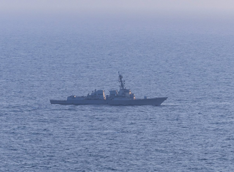 Američki razarač zaustavio iranski brod u Hormuzu