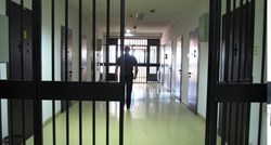 U zatvoru u Srbiji umro stariji čovjek. Drugi zatvorenici ga silovali drškom metle?