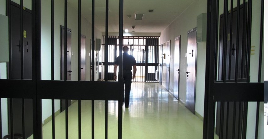 U zatvoru u Srbiji umro stariji čovjek. Drugi zatvorenici ga silovali drškom metle?