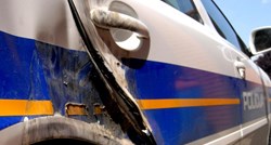 Pijani policajac službenim autom sletio s ceste, teško je ozlijeđen