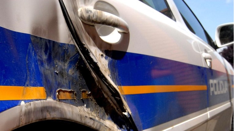 Pijani policajac službenim autom sletio s ceste, teško je ozlijeđen