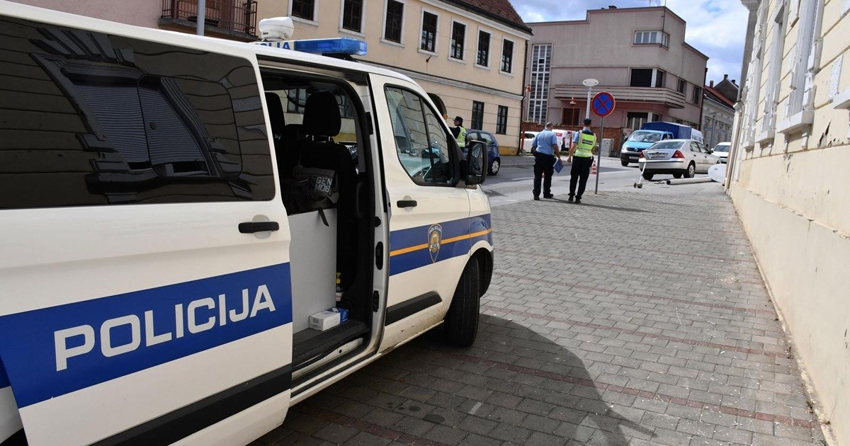 Pješaka s djetetom u naručju u Požegi udario teretni auto. Prevezeni su u bolnicu