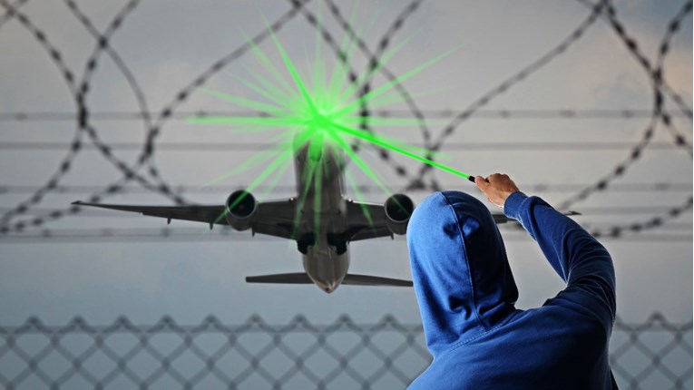 Muškarac kod Zadra više puta laserom ometao avione u letu, dobio je kaznenu prijavu