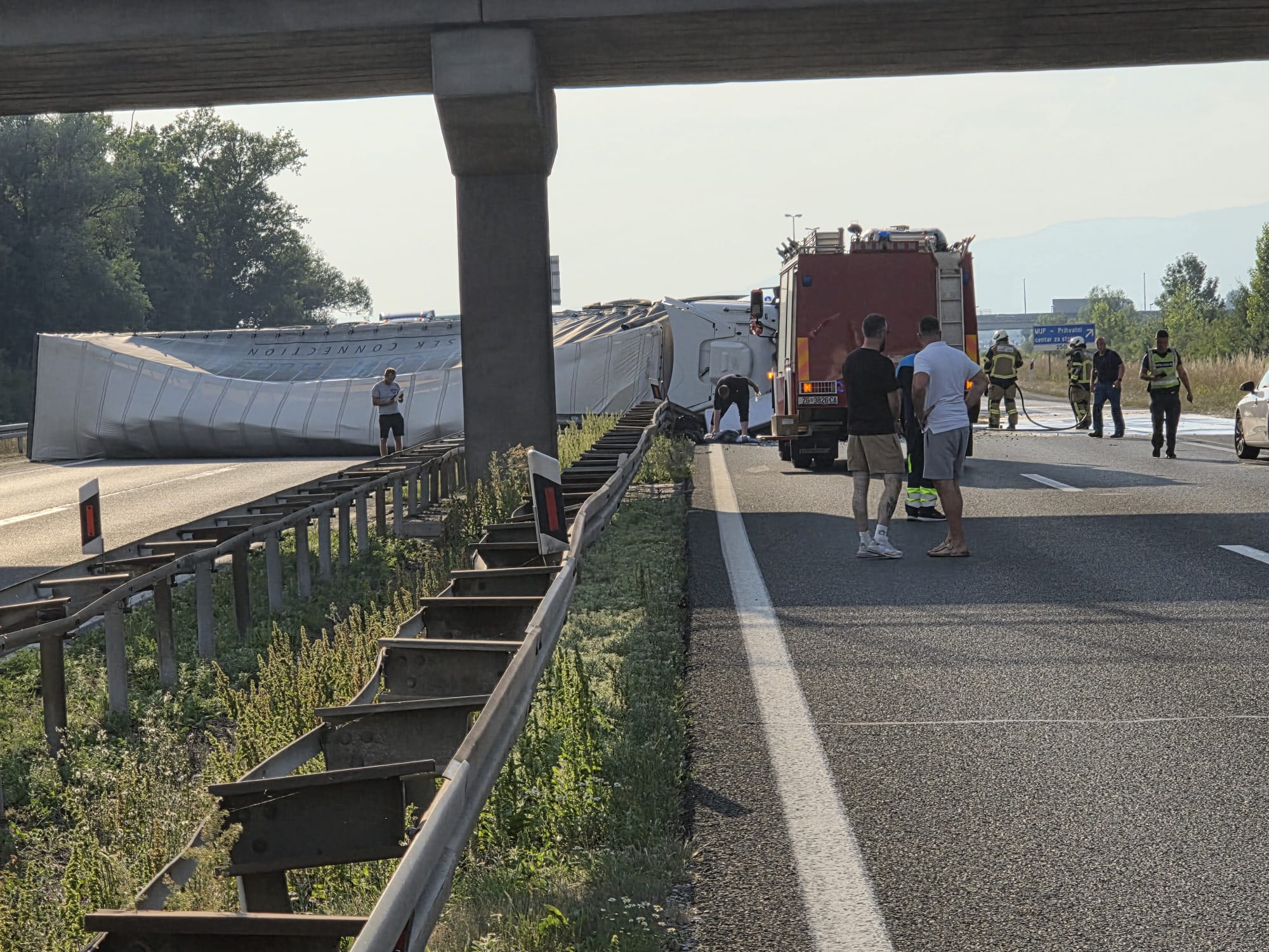 Prevrnuo se šleper na A3 kod Zagreba, probio ogradu. Potpuno prekinut promet