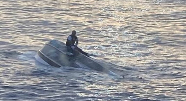 Kod Floride se prevrnuo brod, spasioci tragaju za 39 osoba