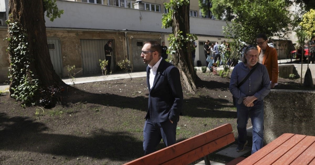 Pilot-projekt Zelena dvorišta: Tomašević predstavio ozelenjeno stambeno dvorište