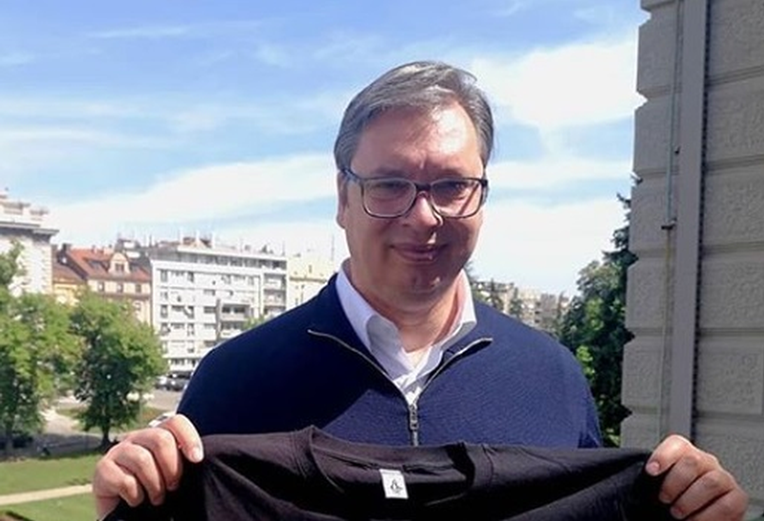 "Tko je veći trol": Satirična stranica poslala majicu Vučiću, šokirao ih njegov potez