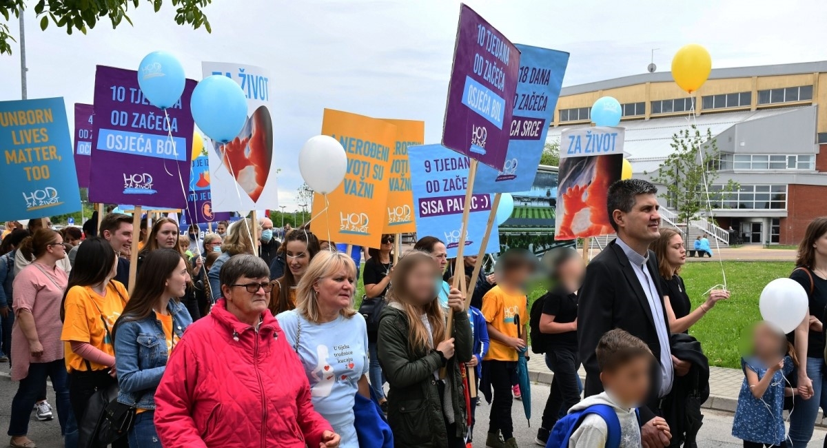 U Slavonskom Brodu održan prvi Hod za život, okupilo se nekoliko stotina ljudi