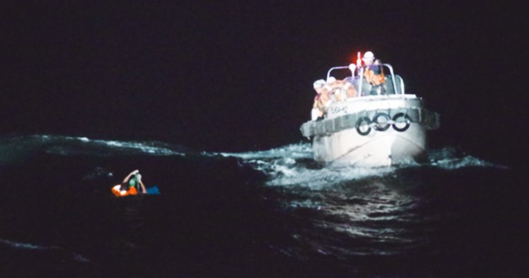 Japan zbog nevremena obustavio potragu za posadom prevrnutog stočnog broda