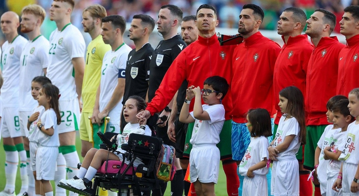 Ronaldo na teren izveo bolesnu djevojčicu i za vrijeme himne držao je za ruku