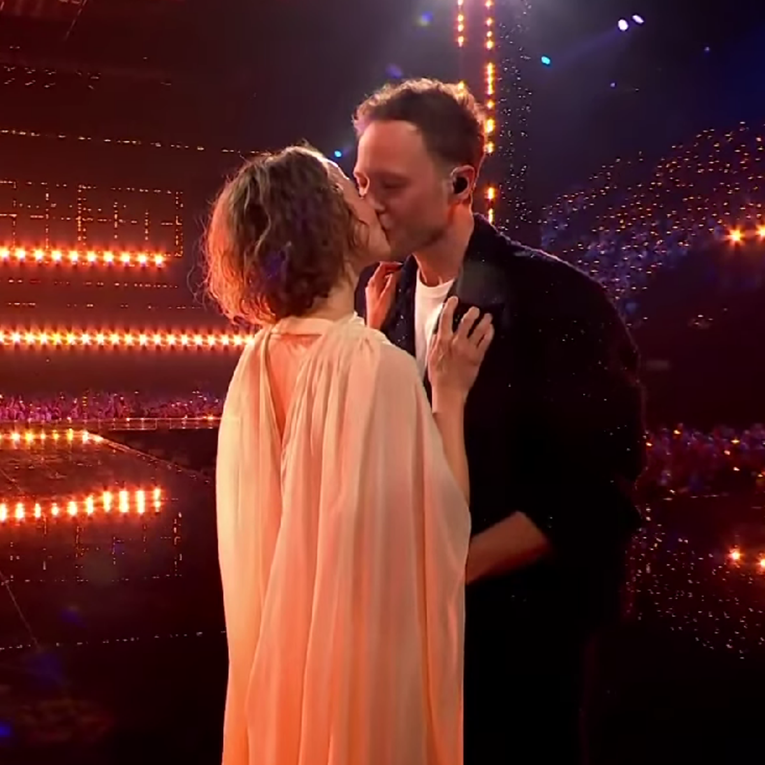 Emotivan nastup Slovenije na Eurosongu: Pjevač poljubio svoju suprugu