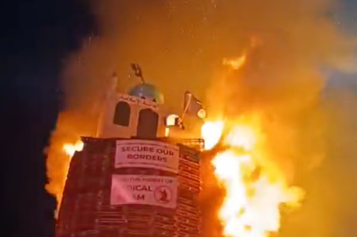 VIDEO Replika džamije zapaljena na lomači u Sjevernoj Irskoj. "Čisti izraz mržnje"