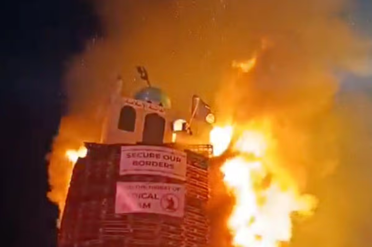 VIDEO Replika džamije spaljena na lomači u Sjevernoj Irskoj. "Čisti izraz mržnje"