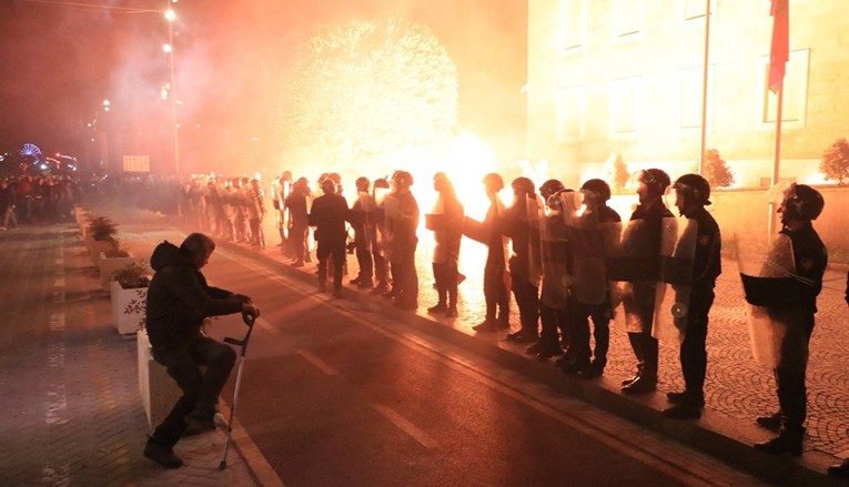 VIDEO Prosvjed u Albaniji. Ljudi bacali Molotovljeve koktele, policija suzavac