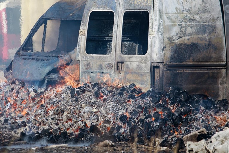 FOTO U Splitu izgorjelo osam kombija, šteta je ogromna