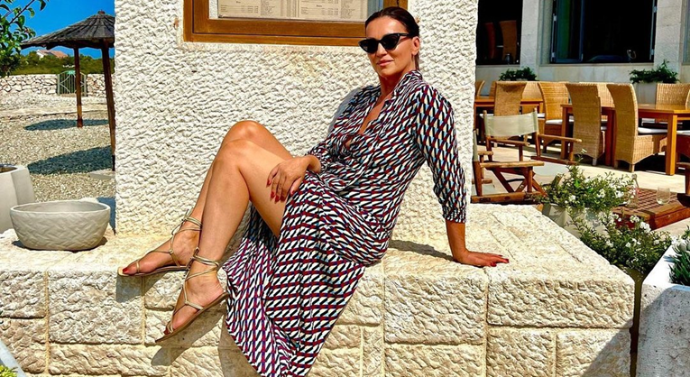 Nina Badrić pozirala u ljetnoj haljini, pratitelji oduševljeni: "Ljepoto moja"