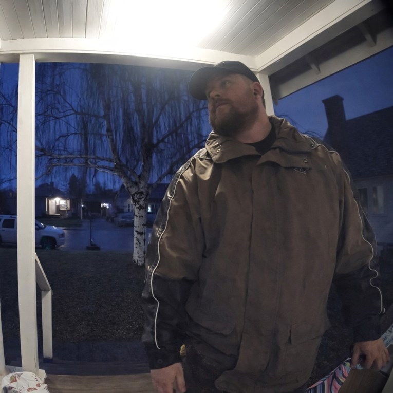 Snimka dostavljača postala viralna: Sakrio božićni poklon da ga djevojčica ne vidi