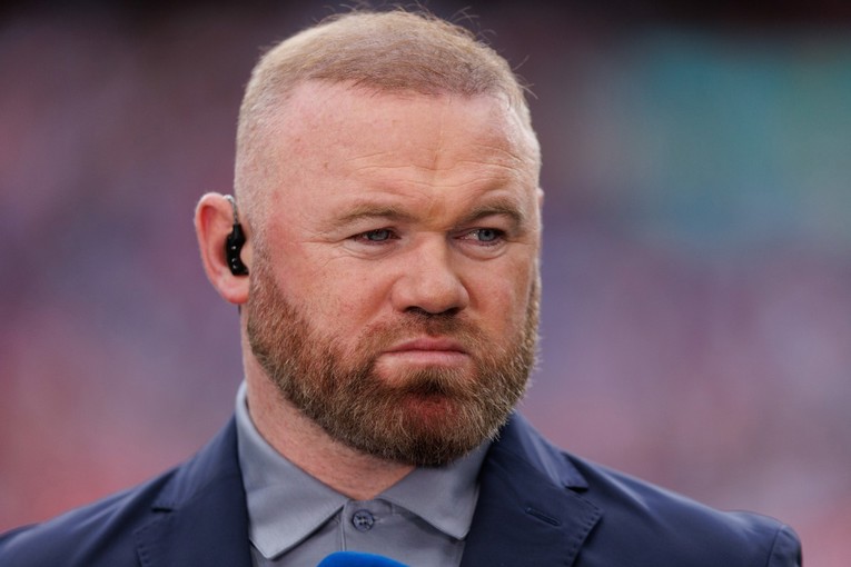 Rooney snimao prilog s engleskim golmanom pa pao. Ozlijedio se, prijeti mu operacija