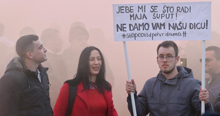 Jedan prosvjednik svojim je transparentom uspio povezati prosvjed i Maju Šuput