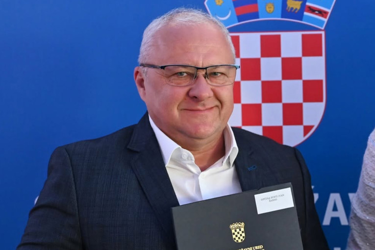 Uhićen načelnik koji je sa sinovima udarao po autu u kojem je bila beba