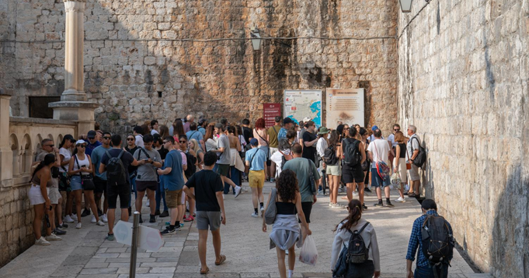 FOTO Krenule su gužve: Ovako je jučer izgledao Dubrovnik