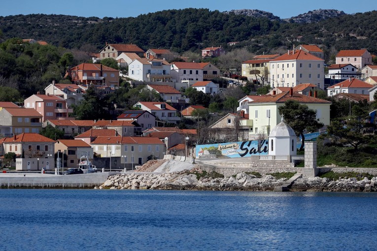 Četvero ljudi spašeno s nasukane brodice kod Dugog otoka, dvoje ozlijeđeno