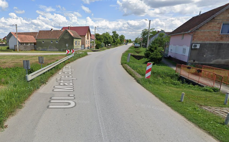 Mladić kod Županje autom sletio u kanal. Majka mu poginula, on je teško ozlijeđen