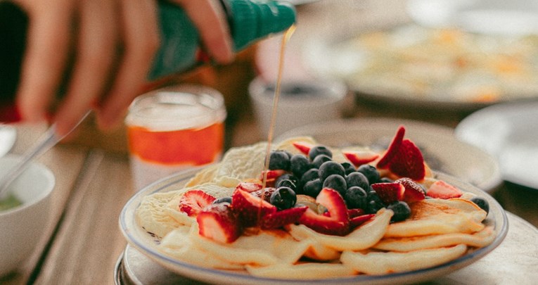 Sedam razloga zbog kojih ćete odmah zasladiti svoj doručak javorovim sirupom