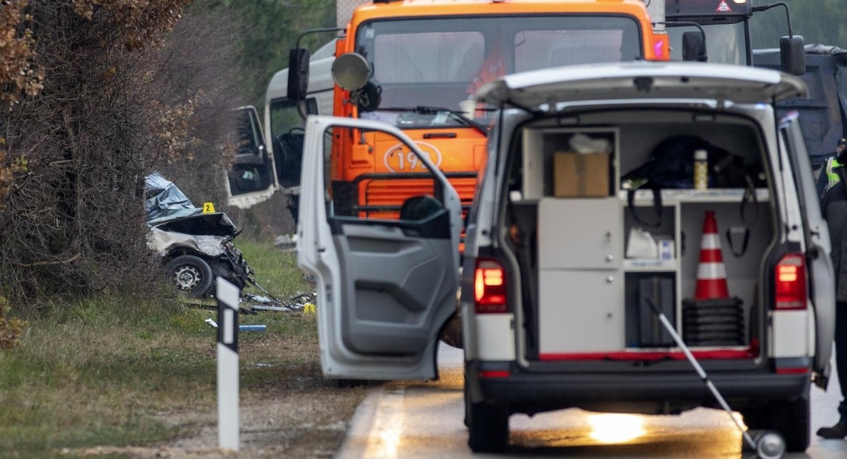 U prometnoj kod Zaprešića poginula jedna osoba, auto se prepolovio od udara u stablo