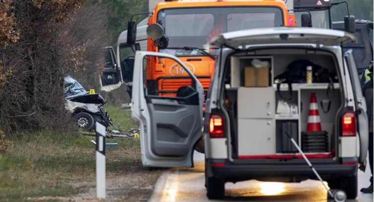 U prometnoj kod Zaprešića poginula jedna osoba, auto se prepolovio od udara u stablo