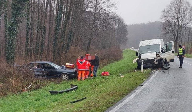 Težak sudar auta i kombija kod Bjelovara, dvije osobe prevezene u bolnicu