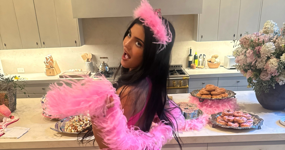 Internet se ludo zabavlja otkad je objavljena fotka rođendanske torte Kylie Jenner