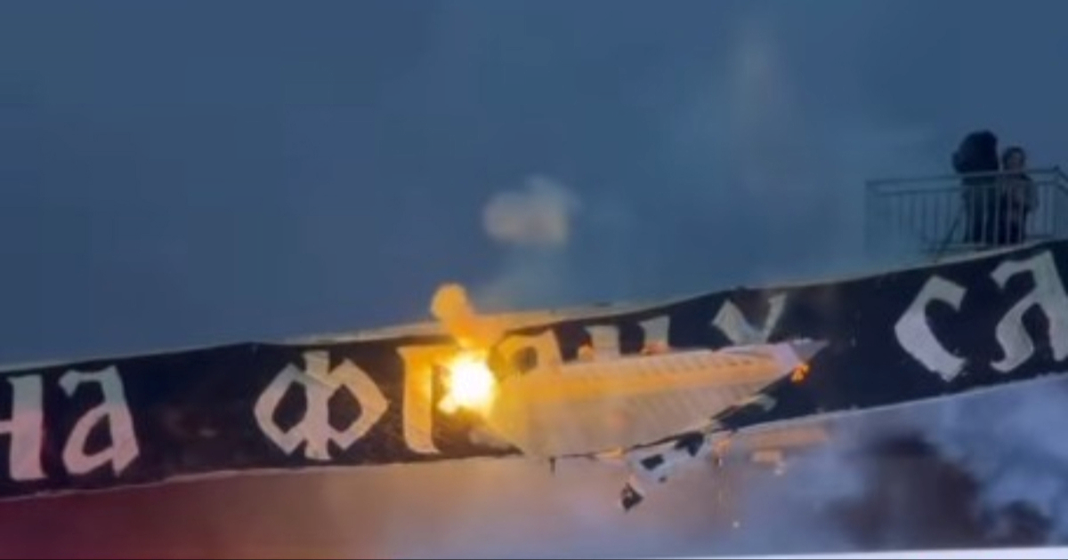 Delije izvjesile transparent s Tuđmanom iznad tribine s Grobarima. Oni ga zapalili