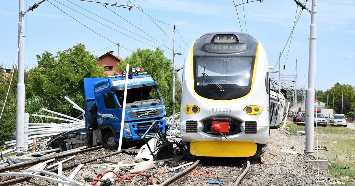 U naletu vlaka poginuo vozač kamiona. Sedmero ljudi ozlijeđeno, strojovođa teško