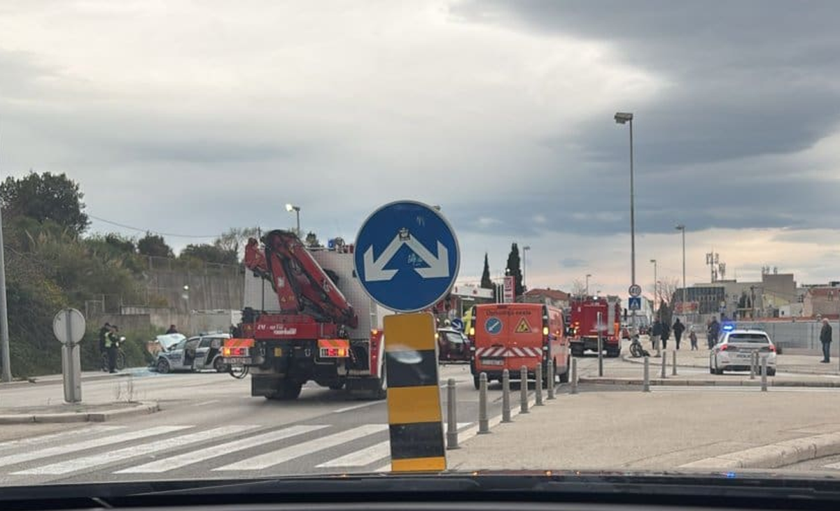 Sudar policijskog i osobnog vozila u Splitu, nastala gužva