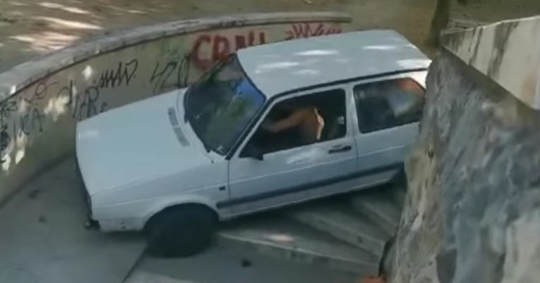 Hit video iz Splita: Golfom se spuštao niz stepenice i zapeo