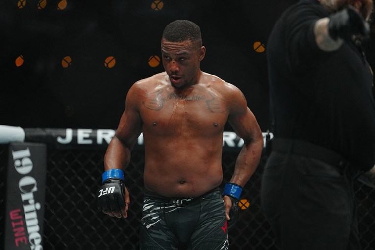 VIDEO Bivši UFC-ov prvak zakačio se s legendarnom borkinjom. Prijetio joj je nokautom