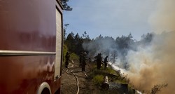 Požar u Dalmatinskoj zagori još nije ugašen, vatrogasci će dežurati cijeli dan