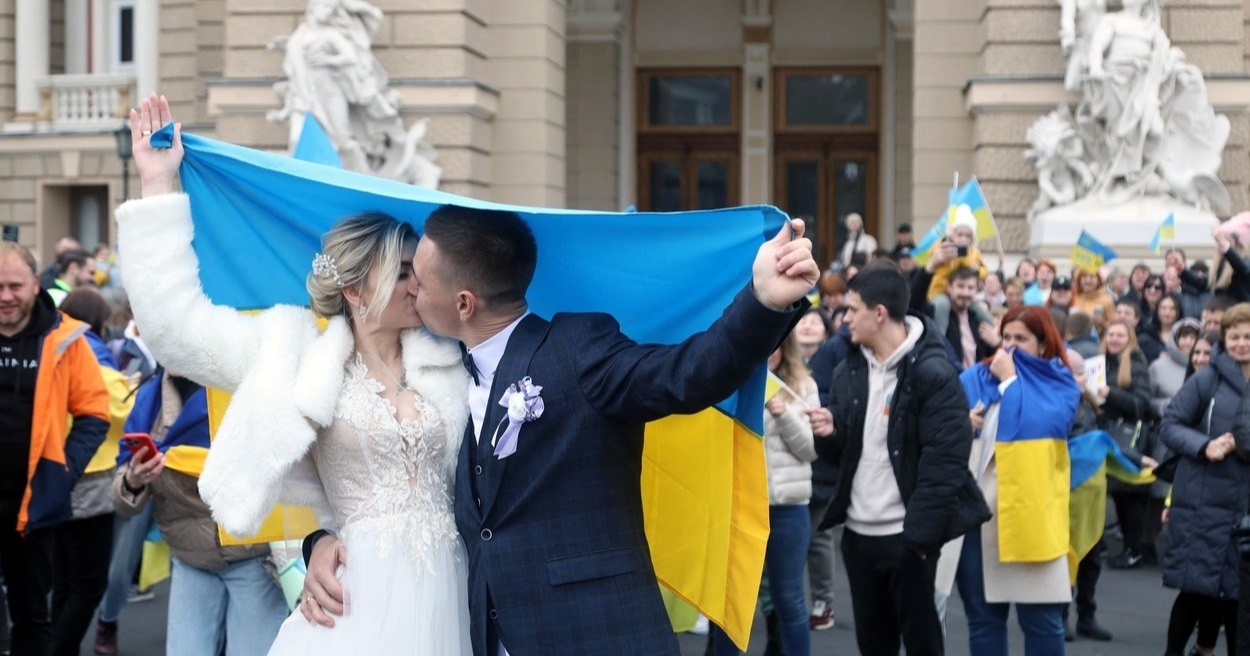 Novopečeni mladenci poljupcem proslavili oslobođenje rodnog Hersona