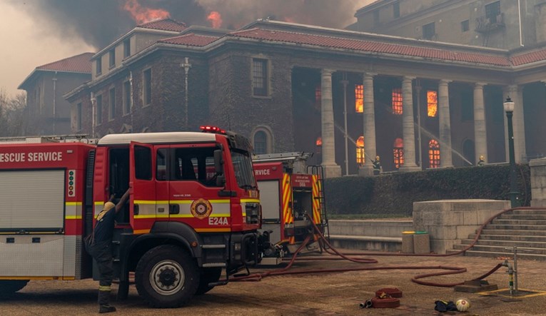 FOTO Velik požar širi se Cape Townom, sve je bliže centru grada
