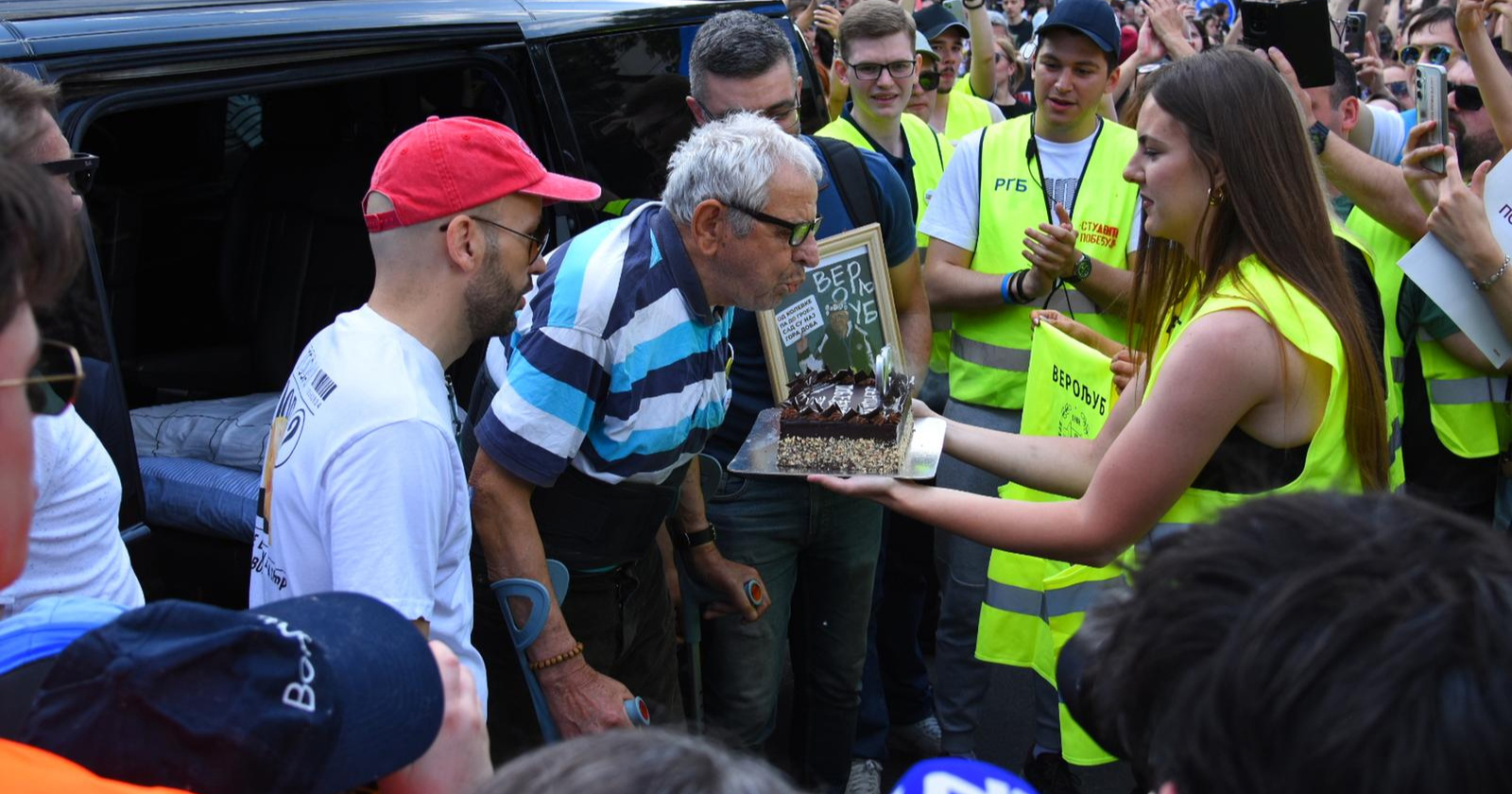 Dirljive scene u Srbiji. Studenti tortom dočekali 90-godišnjaka kojeg je udario auto