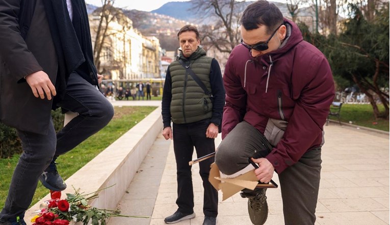 FOTO U Sarajevu odana počast Navalnom. Čovjek uništio njegovu fotku: "On je fašist!"