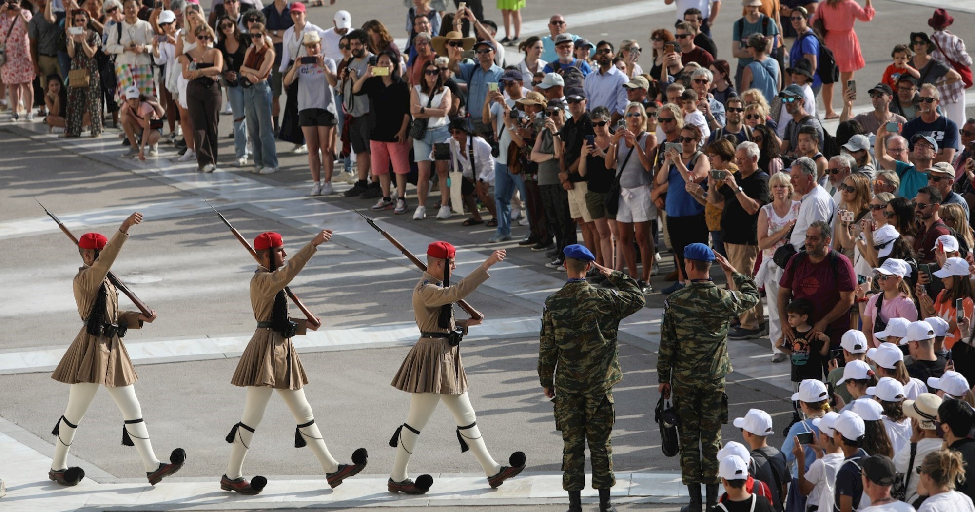 Grčka vapi za radnicima u turizmu. Legalizirat će status 30.000 migranata