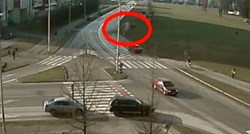 VIDEO Divljao autom u Karlovcu pa se zabio u reklamni pano. Pojavila se snimka